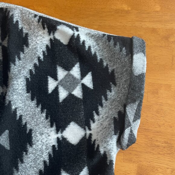 Size XS/S American Eagle Outfitters Aztec black white poncho wrap with fringe - Picture 7 of 9